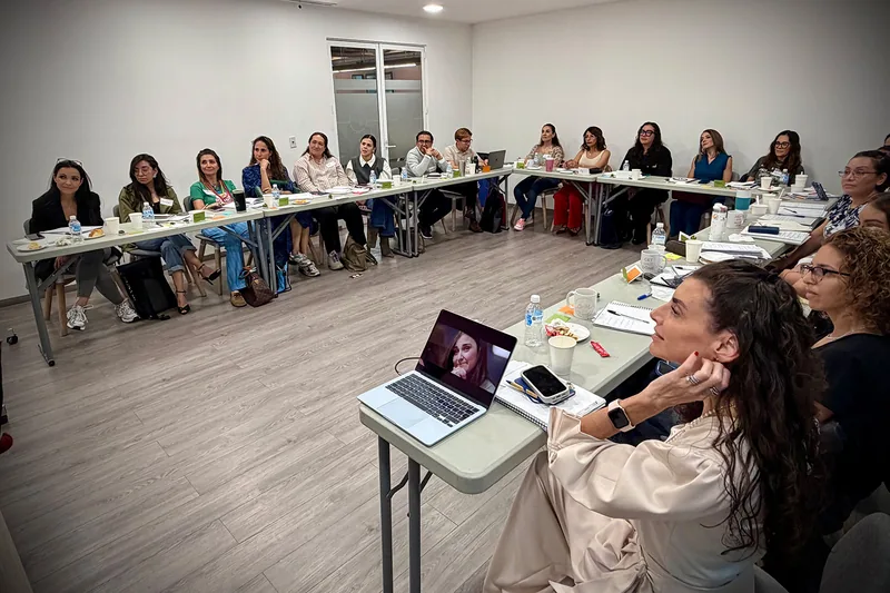 Los asistentes de una edición anterior, sentados en mesa en U durante el workshop